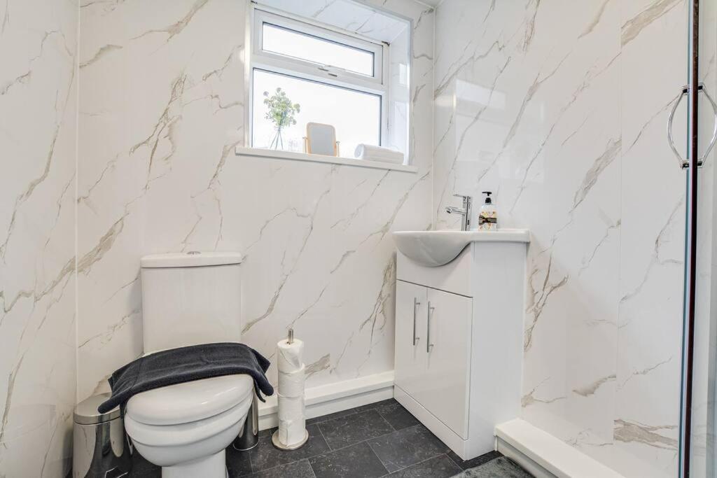 Stylish & Vibrant 2 Bedroom Holiday home *