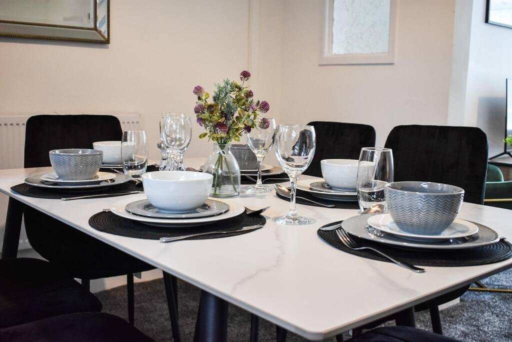 Stylish & Vibrant 2 Bedroom Holiday home Manchester