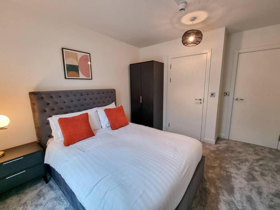 Stunning 4-bedroom Townhouse With Free Parking