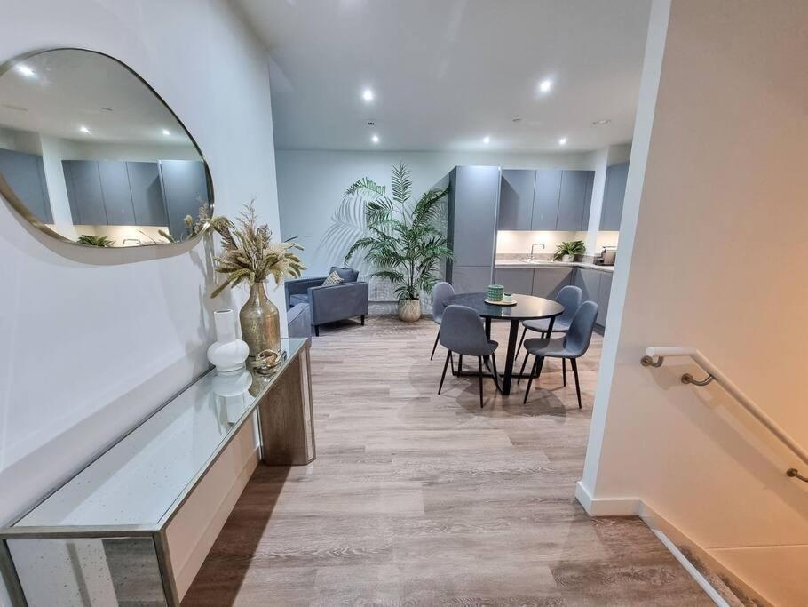 Holiday home Stunning 4-bedroom Townhouse With Free Parking *