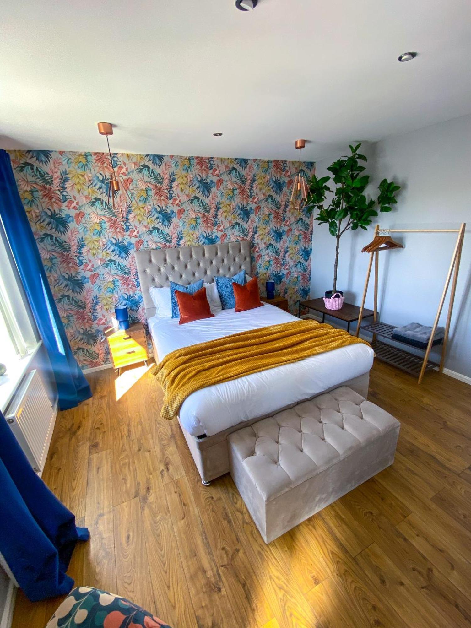 Stylish House For 9 With Patio Vakantiehuis