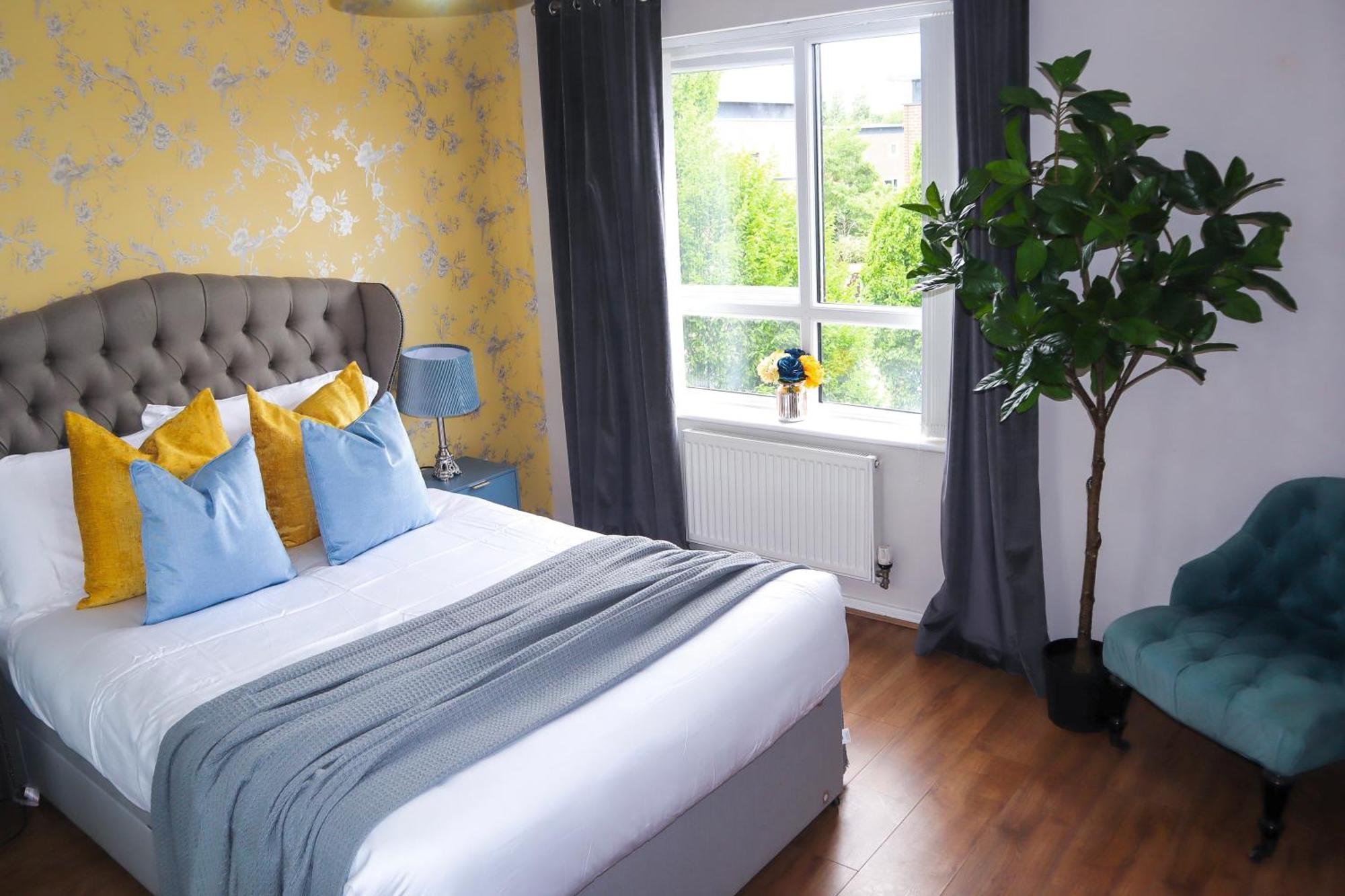 Stylish House For 9 With Patio Manchester
