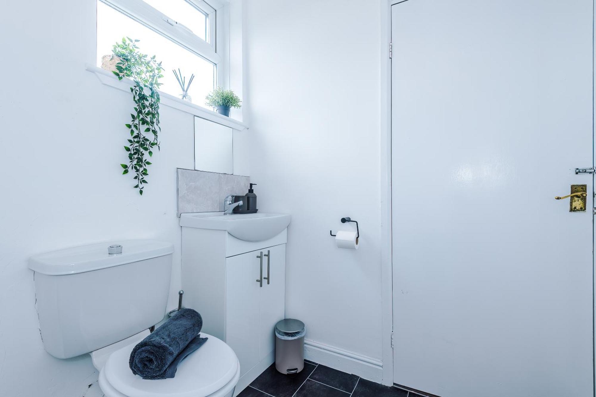 Modern 3-bed House In Manchester, Ideal For Long Stays, Free Parking, Centre - Sleeps Upto 8 People Vakantiehuis Manchester