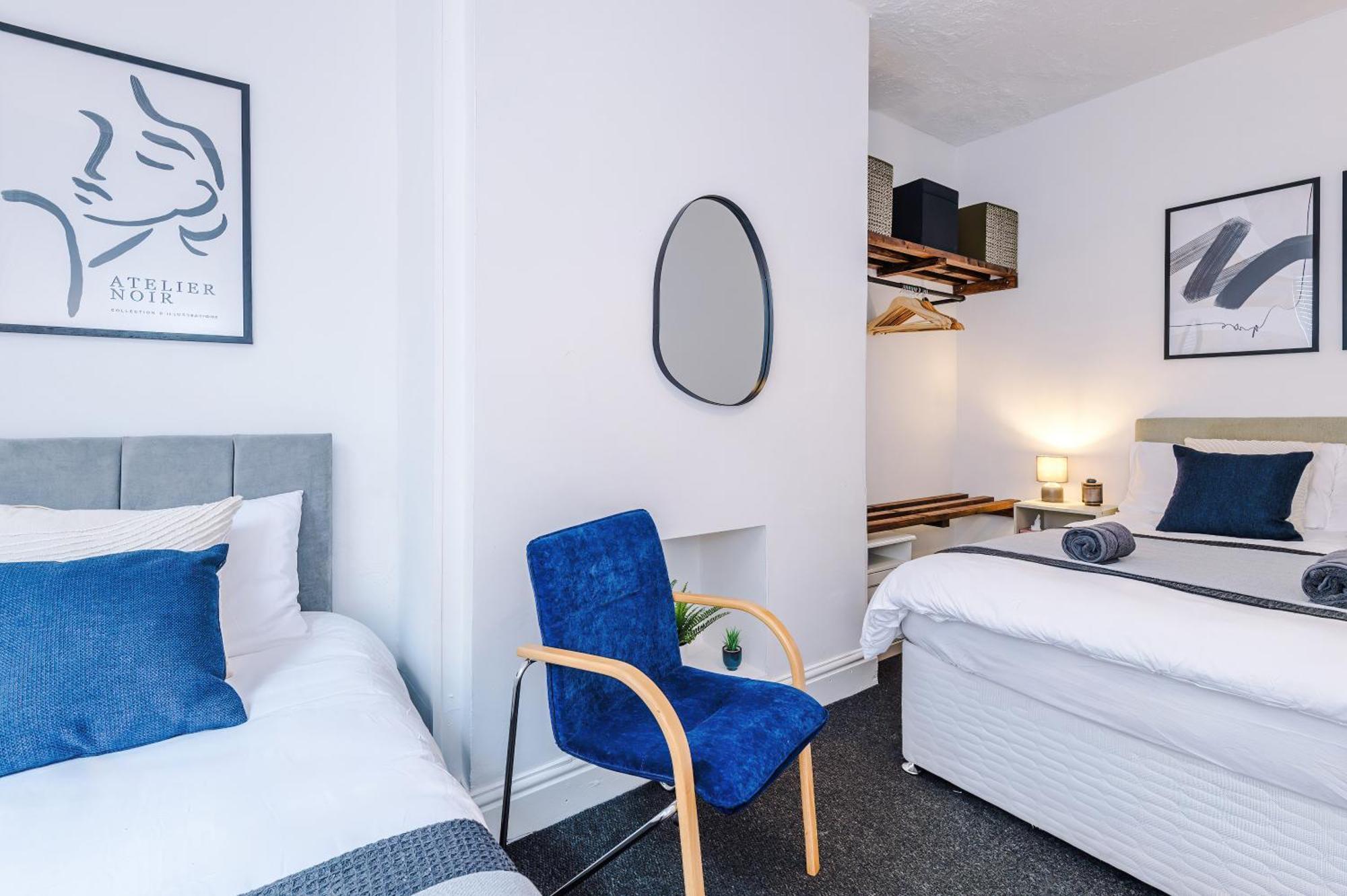 Modern 3-bed House In Manchester, Ideal For Long Stays, Free Parking, Centre - Sleeps Upto 8 People Vakantiehuis