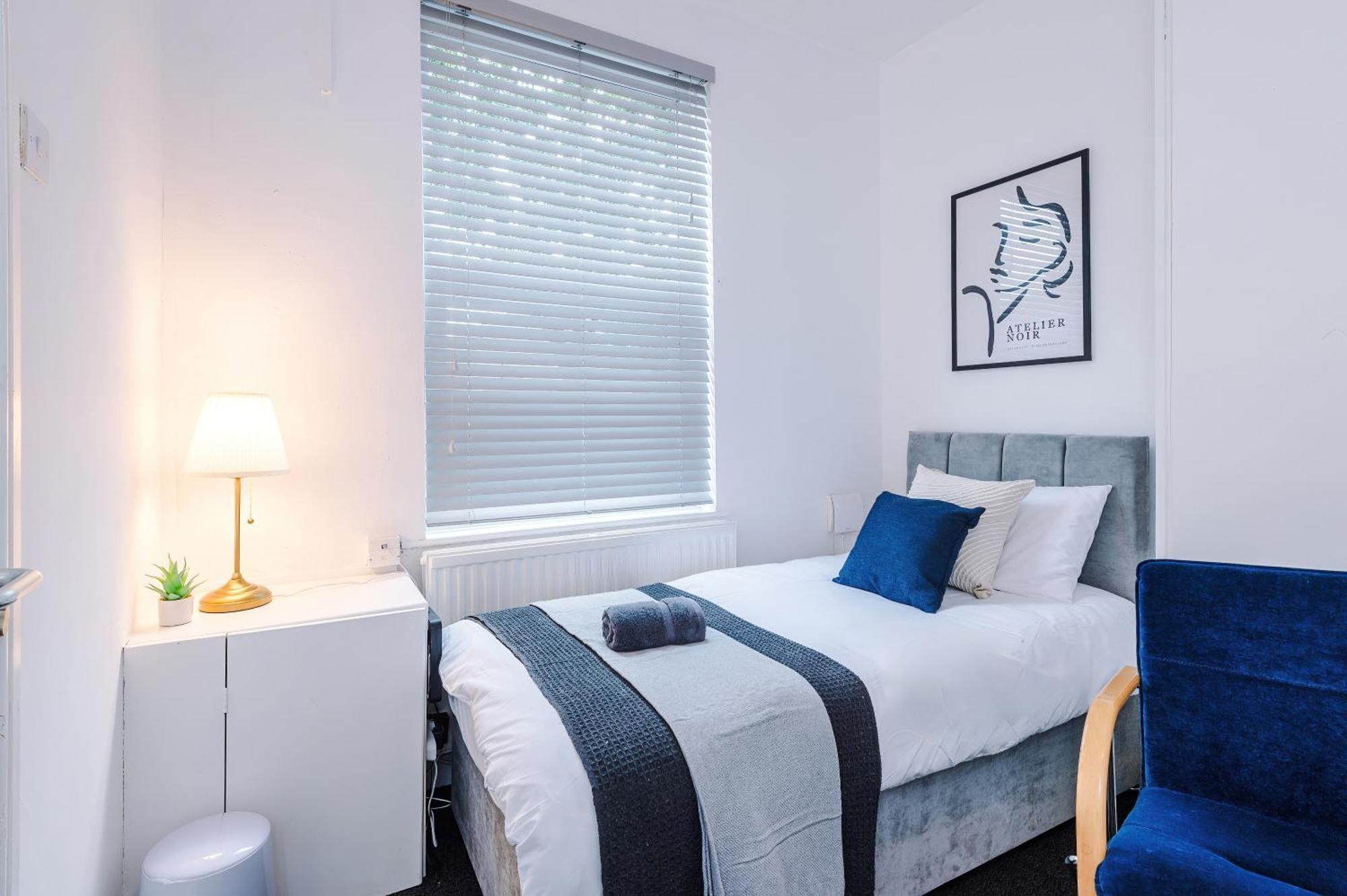 Vakantiehuis Modern 3-bed House In Manchester, Ideal For Long Stays, Free Parking, Centre - Sleeps Upto 8 People *