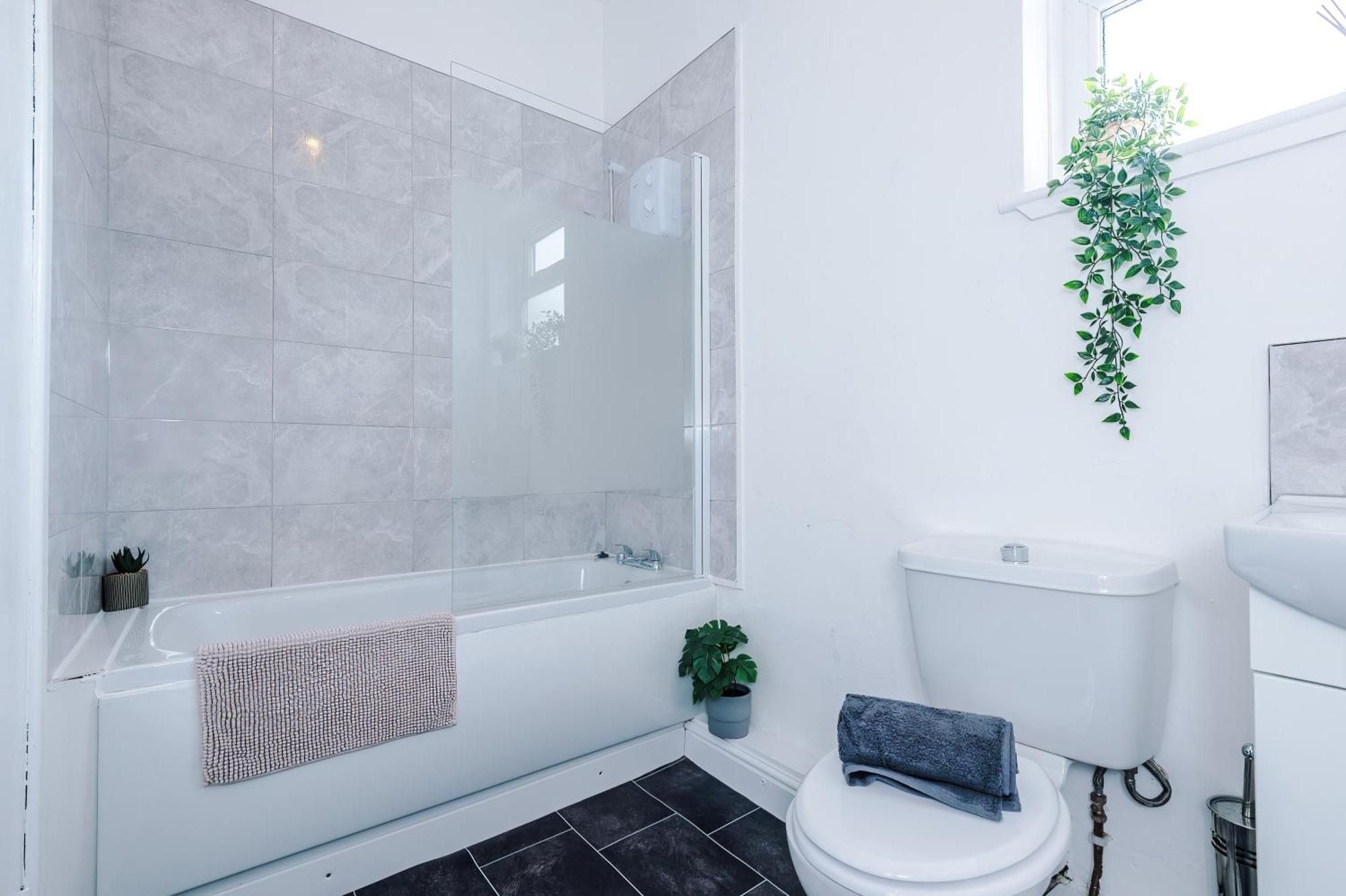 Modern 3-bed House In Manchester, Ideal For Long Stays, Free Parking, Centre - Sleeps Upto 8 People Vakantiehuis