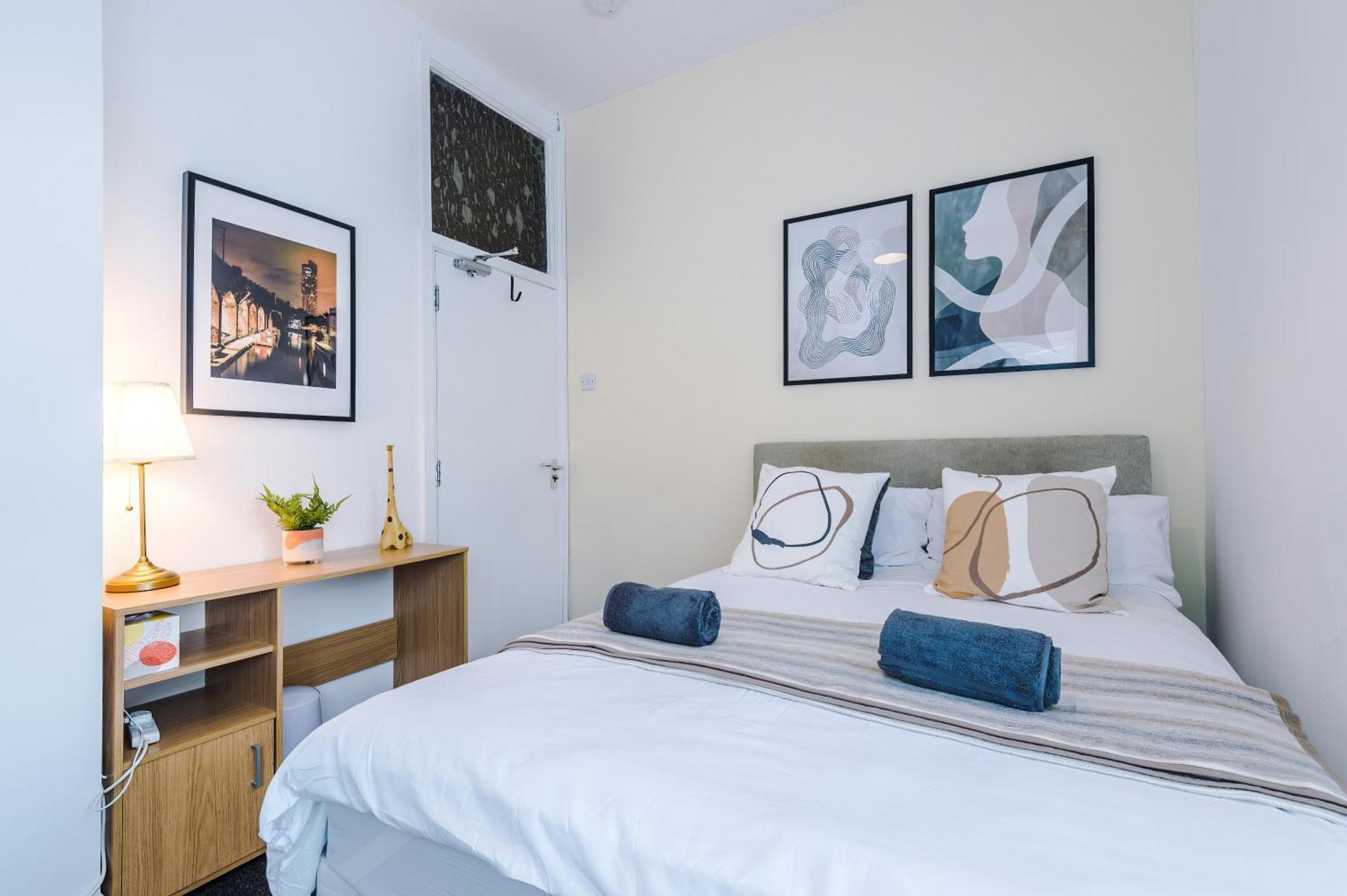Vakantiehuis Modern 3-bed House In Manchester, Ideal For Long Stays, Free Parking, Centre - Sleeps Upto 8 People