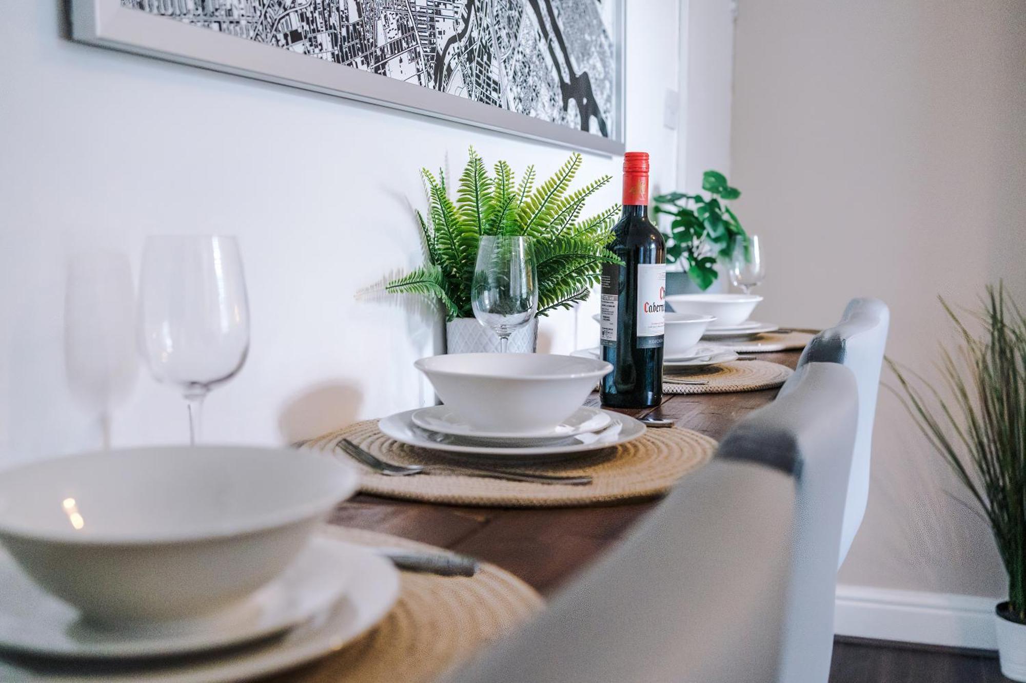 Vakantiehuis Modern 3-bed House In Manchester, Ideal For Long Stays, Free Parking, Centre - Sleeps Upto 8 People