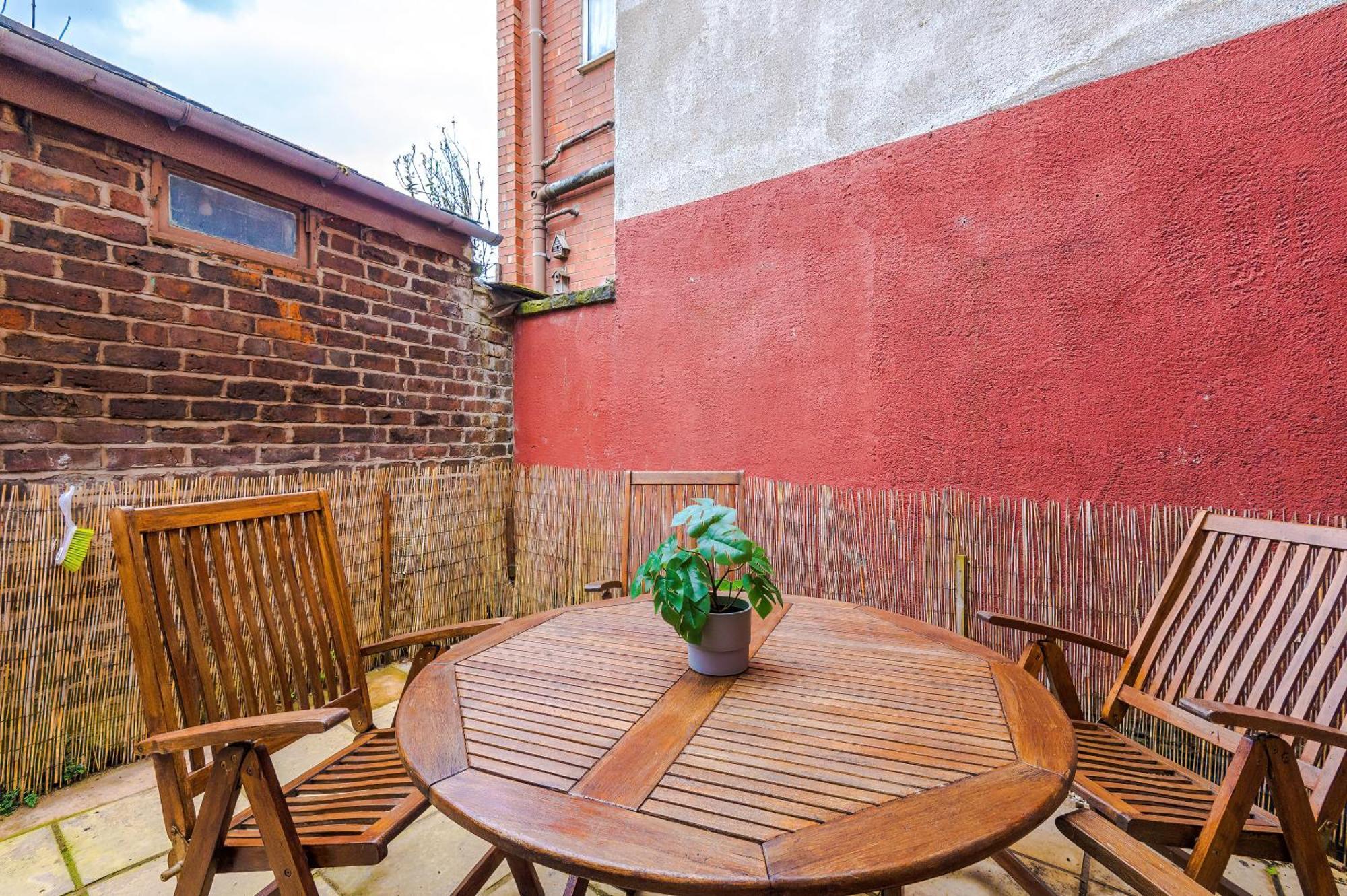 Modern 3-bed House In Manchester, Ideal For Long Stays, Free Parking, Centre - Sleeps Upto 8 People Vakantiehuis