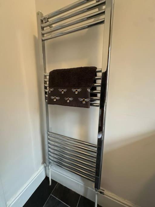 Near Etihad And Coop Live, Free Parking 3 Bed House *
