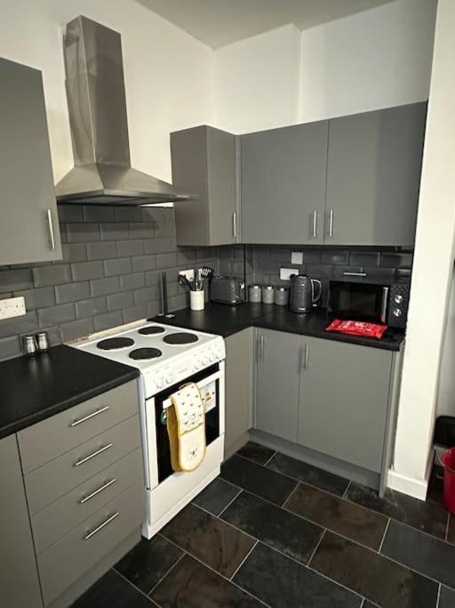 Near Etihad And Coop Live, Free Parking 3 Bed House Manchester