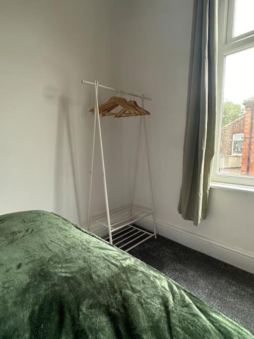 Near Etihad And Coop Live, Free Parking 3 Bed House