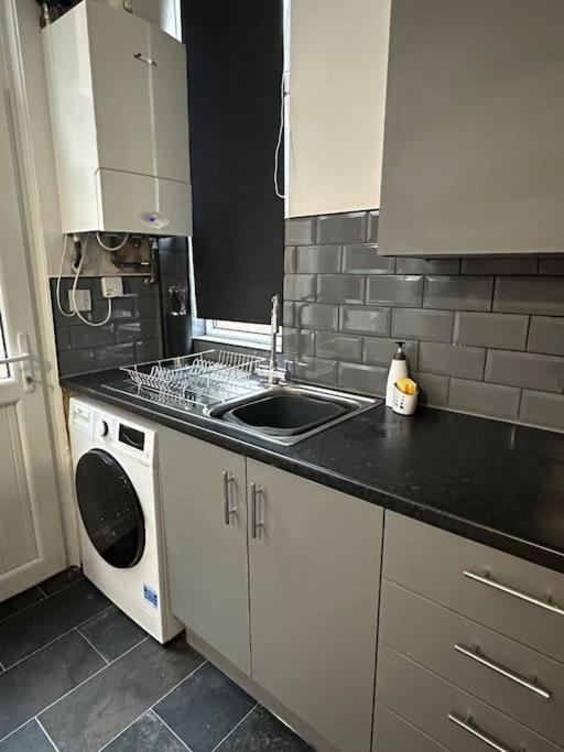 Near Etihad And Coop Live, Free Parking 3 Bed House Vakantiehuis *