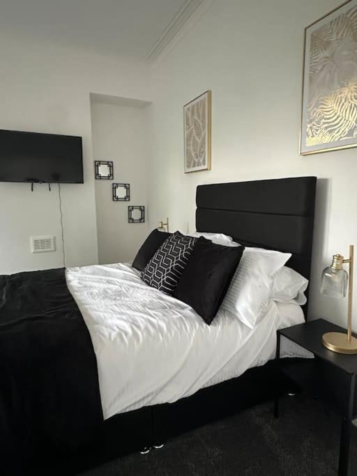 Near Etihad And Coop Live, Free Parking 3 Bed House Vakantiehuis Manchester