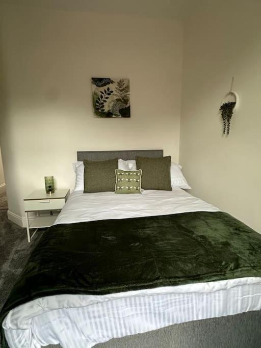 Near Etihad And Coop Live, Free Parking 3 Bed House