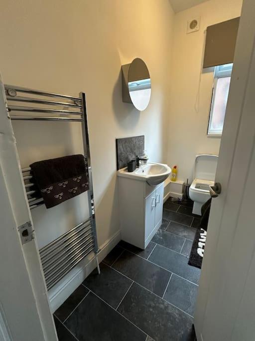 Vakantiehuis Near Etihad And Coop Live, Free Parking 3 Bed House *