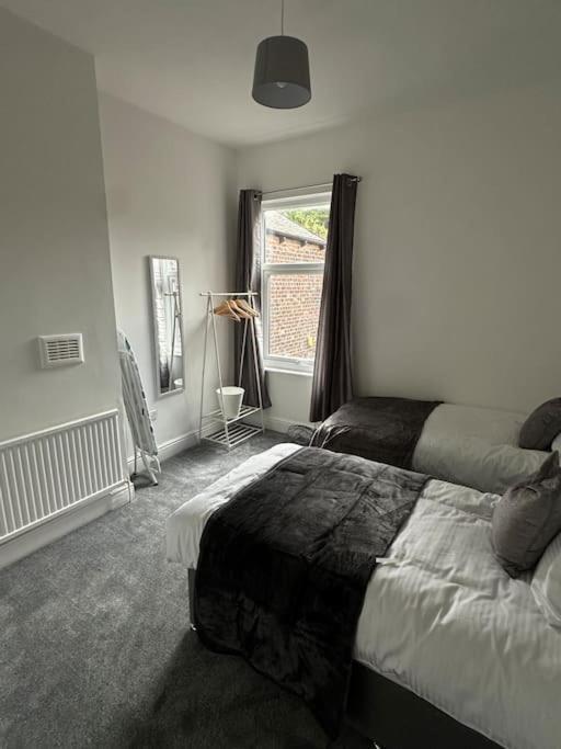 Near Etihad And Coop Live, Free Parking 3 Bed House Vakantiehuis