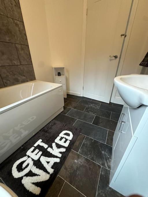 Vakantiehuis Near Etihad And Coop Live, Free Parking 3 Bed House