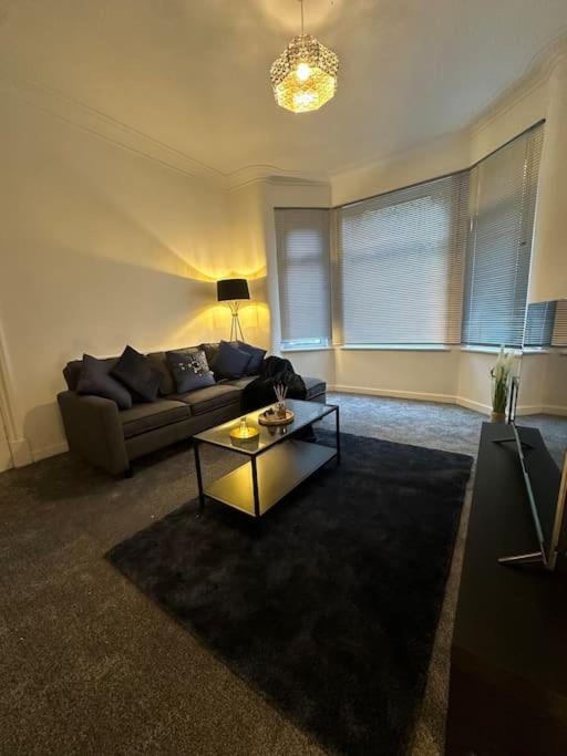 Near Etihad And Coop Live, Free Parking 3 Bed House Vakantiehuis Manchester