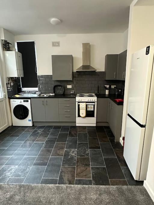 Vakantiehuis Near Etihad And Coop Live, Free Parking 3 Bed House Manchester