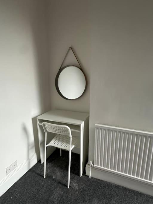 Near Etihad And Coop Live, Free Parking 3 Bed House