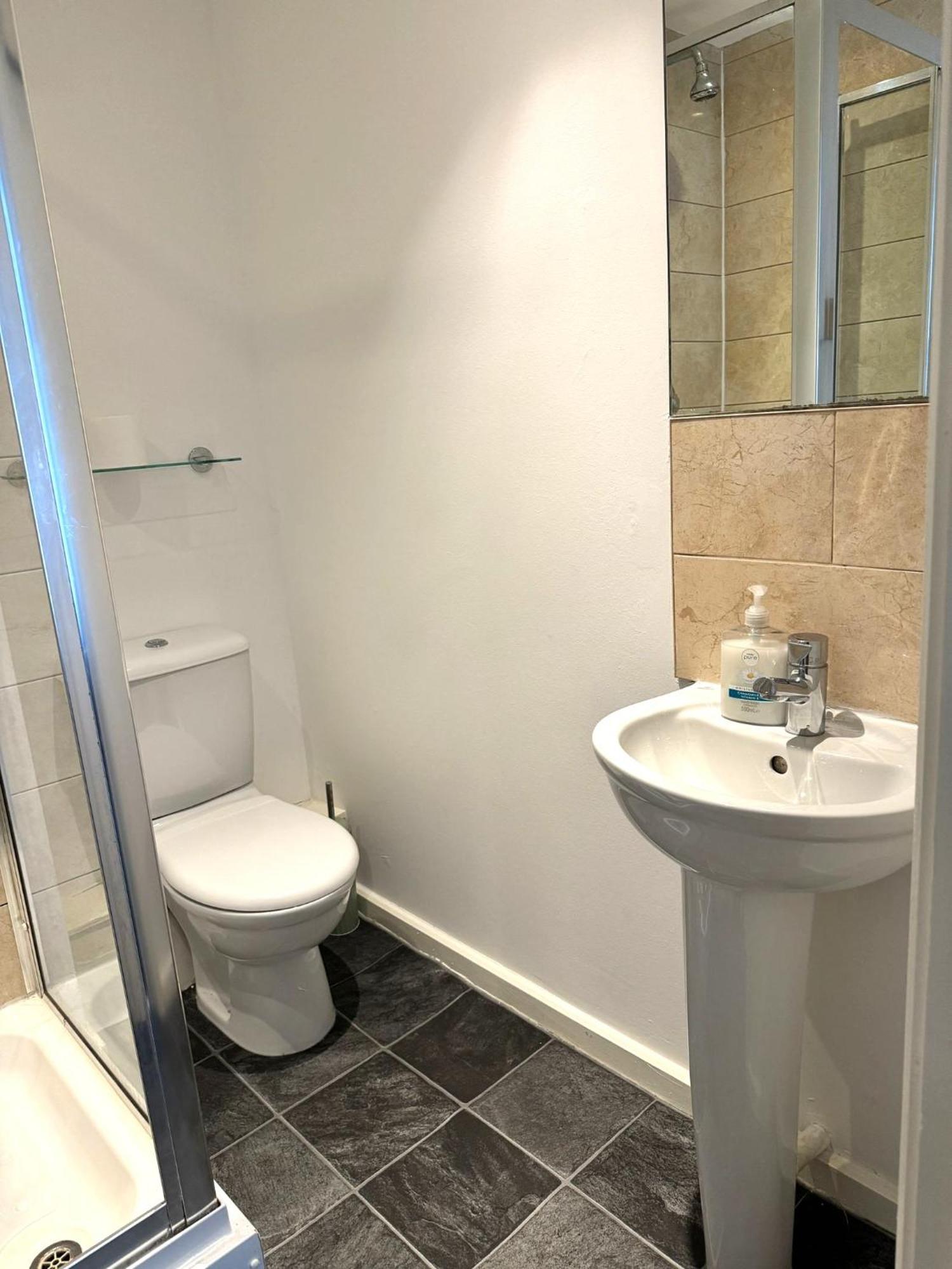 Apartment 2 Bed Ensuite With Balcony And Free Onsite Secure Parking Manchester