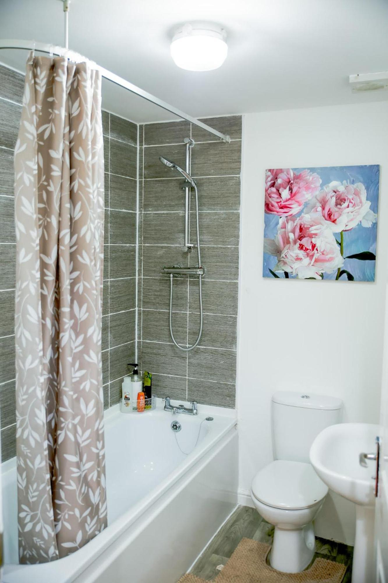 The Wynne House - 3 Bedroom Luxury House With 5 Beds & Free Parking Near Centre, And A Walking Distance To The Etihad Stadium & Coop Live Arena *