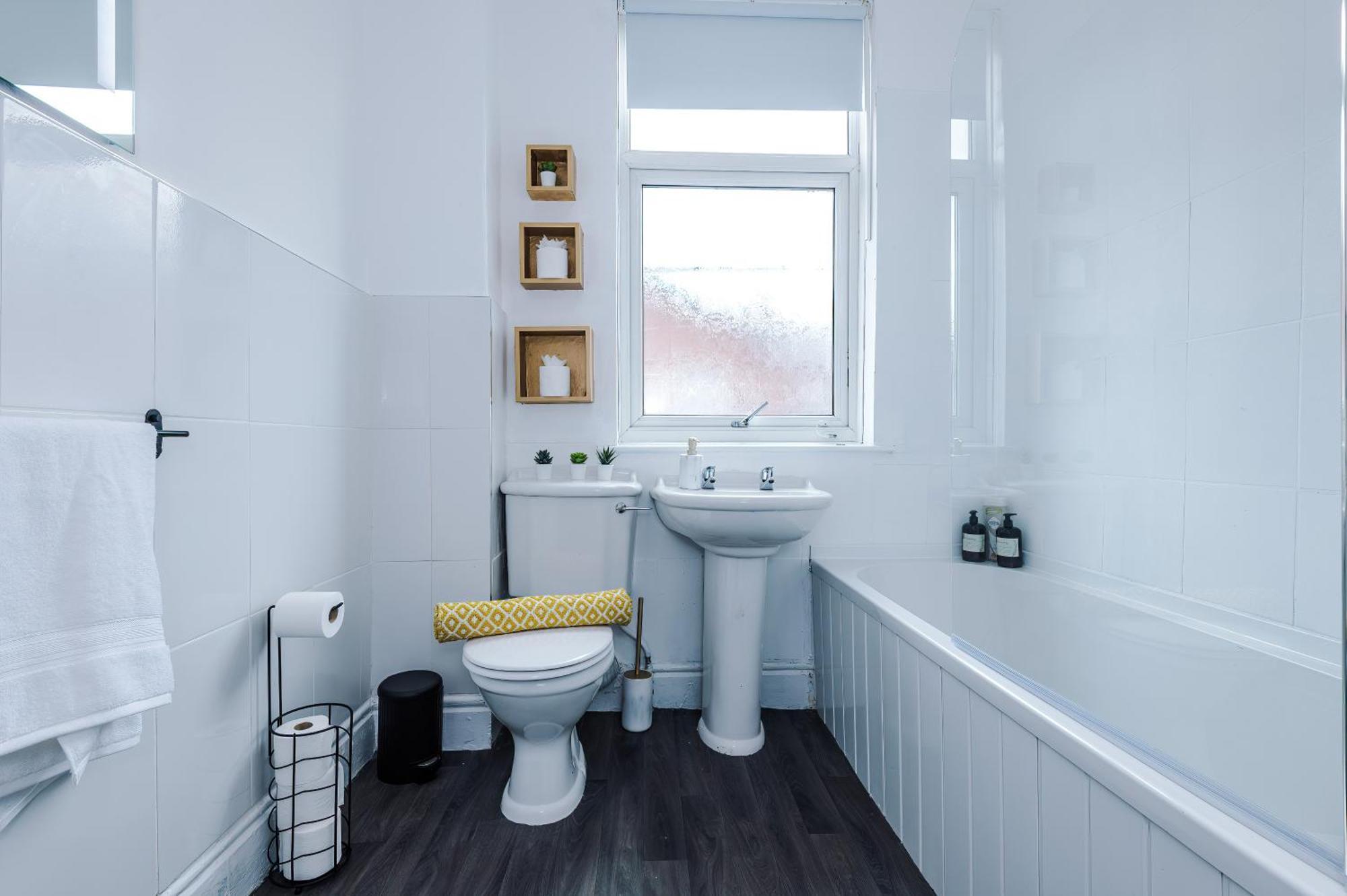 New! Very Spacious 3-bed In By 53 Degrees Property, Ideal For Groups, Free Parking! Holiday home Manchester
