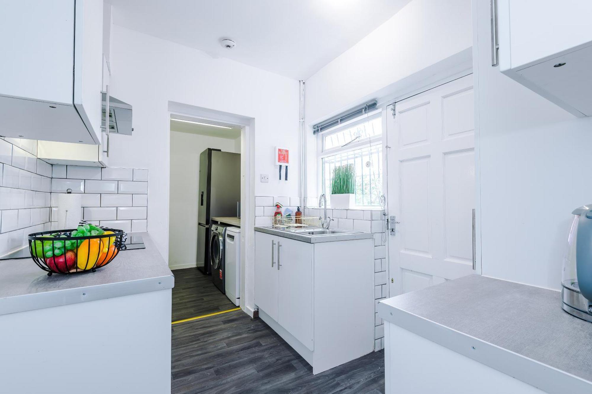New! Very Spacious 3-bed In By 53 Degrees Property, Ideal For Groups, Free Parking! Holiday home *