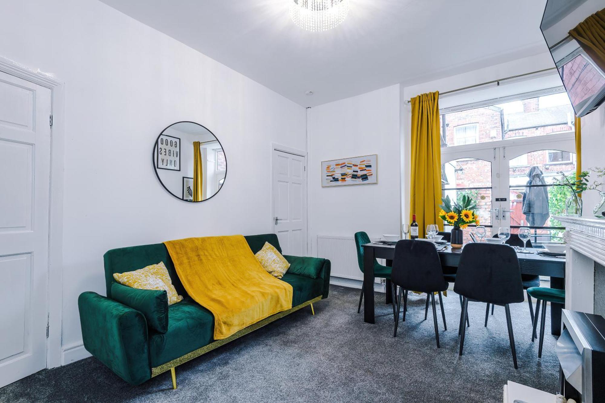 New! Very Spacious 3-bed In By 53 Degrees Property, Ideal For Groups, Free Parking! Holiday home Manchester