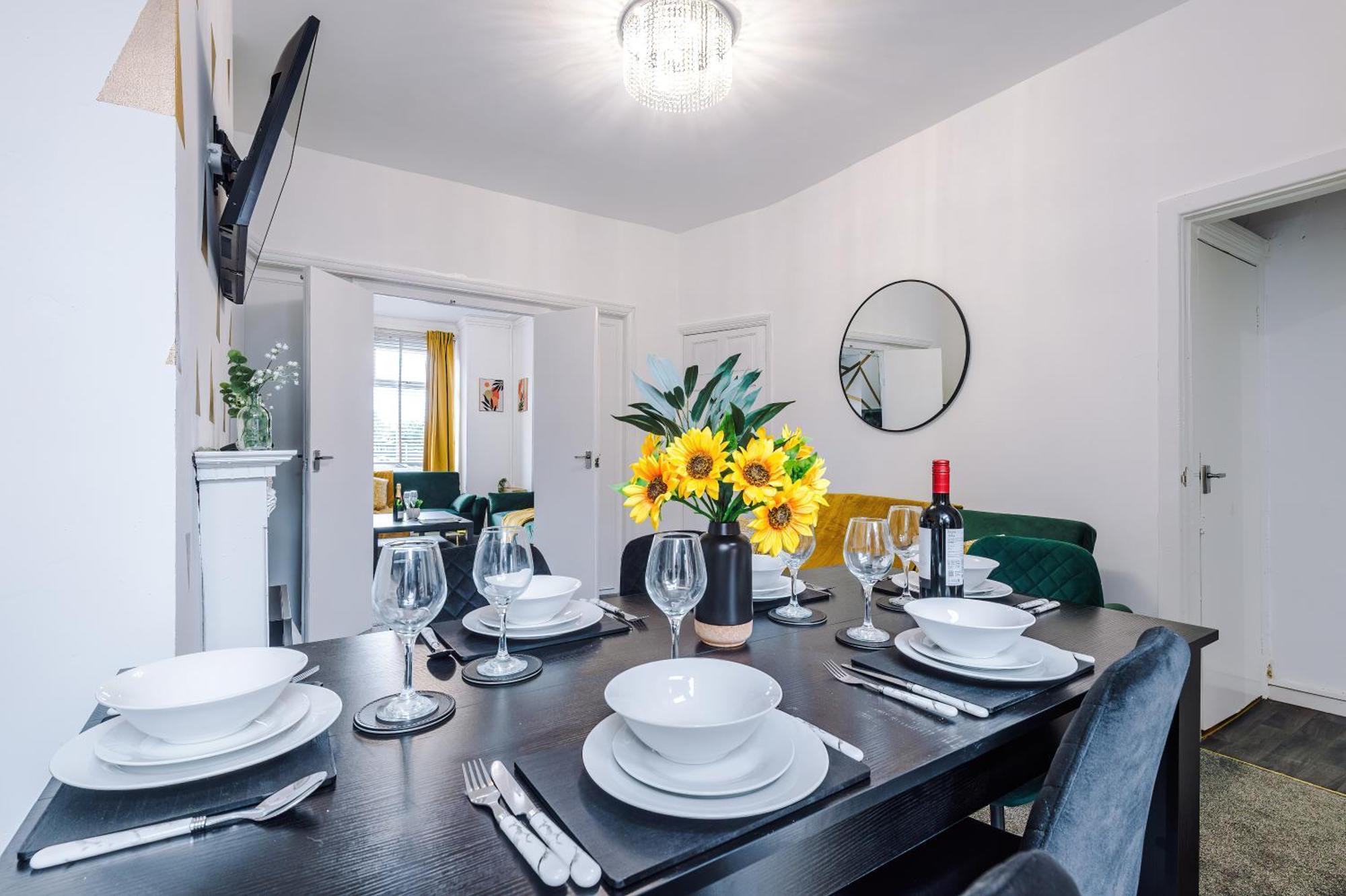 New! Very Spacious 3-bed In By 53 Degrees Property, Ideal For Groups, Free Parking! Holiday home *