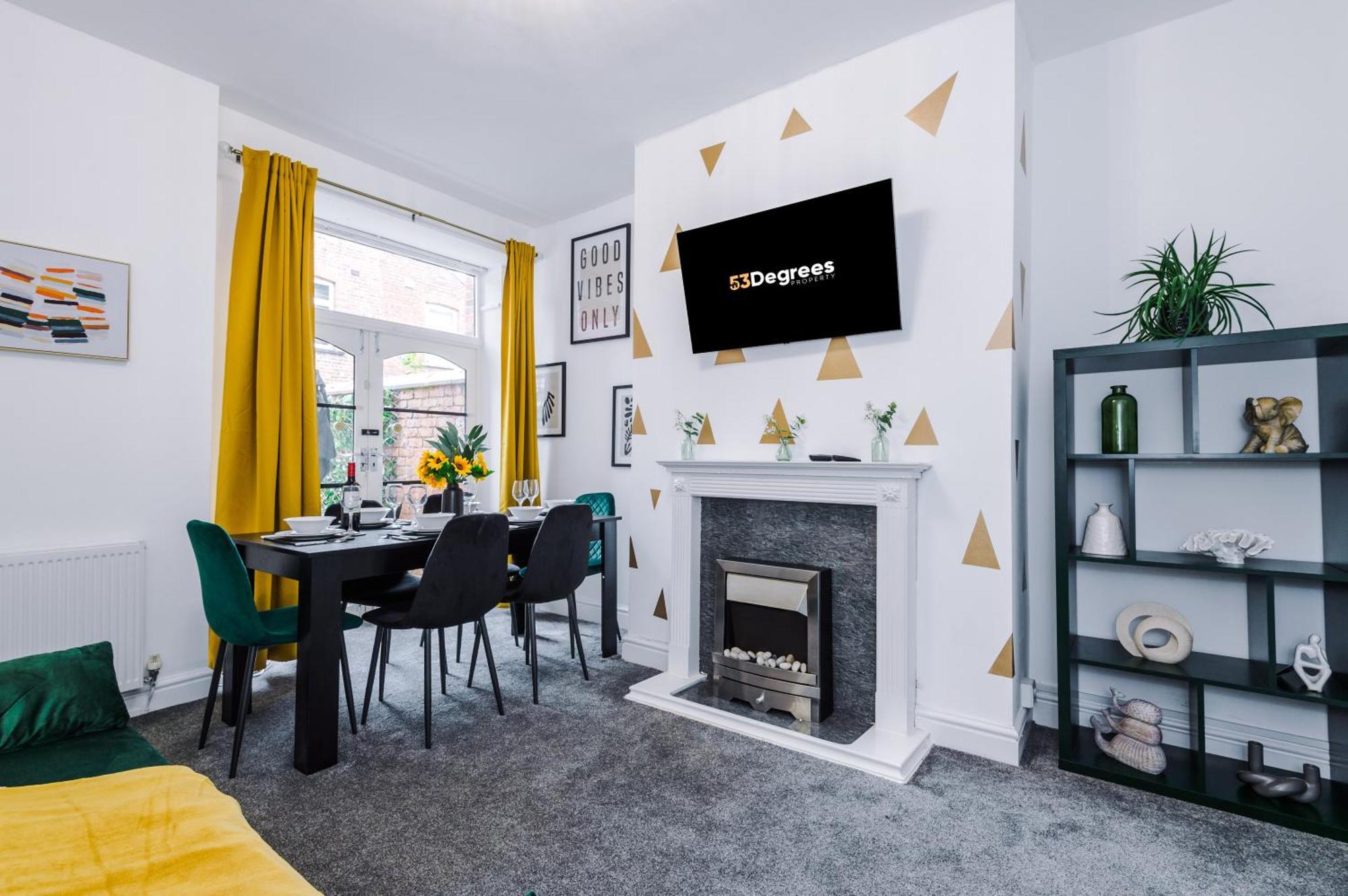New! Very Spacious 3-bed In By 53 Degrees Property, Ideal For Groups, Free Parking! * Manchester