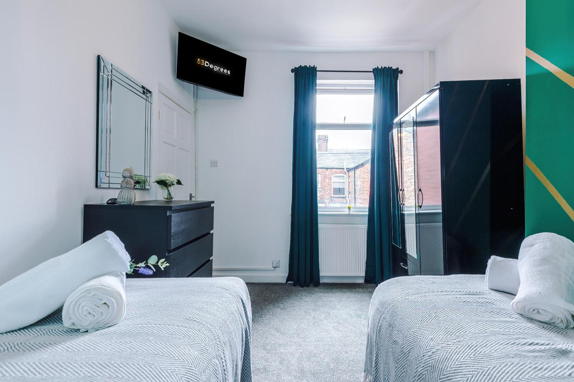 New! Very Spacious 3-bed In By 53 Degrees Property, Ideal For Groups, Free Parking!