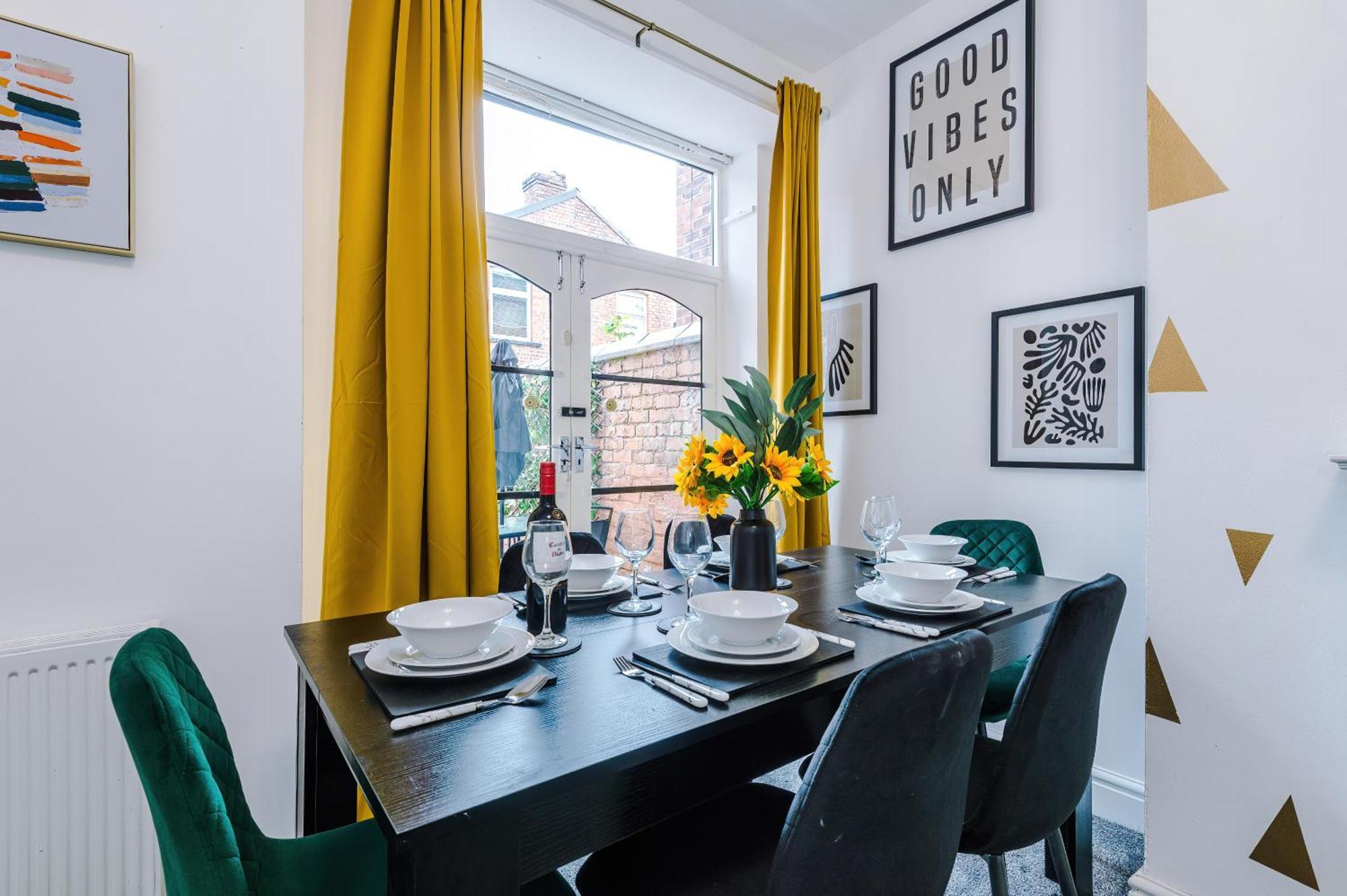 New! Very Spacious 3-bed In By 53 Degrees Property, Ideal For Groups, Free Parking! Manchester