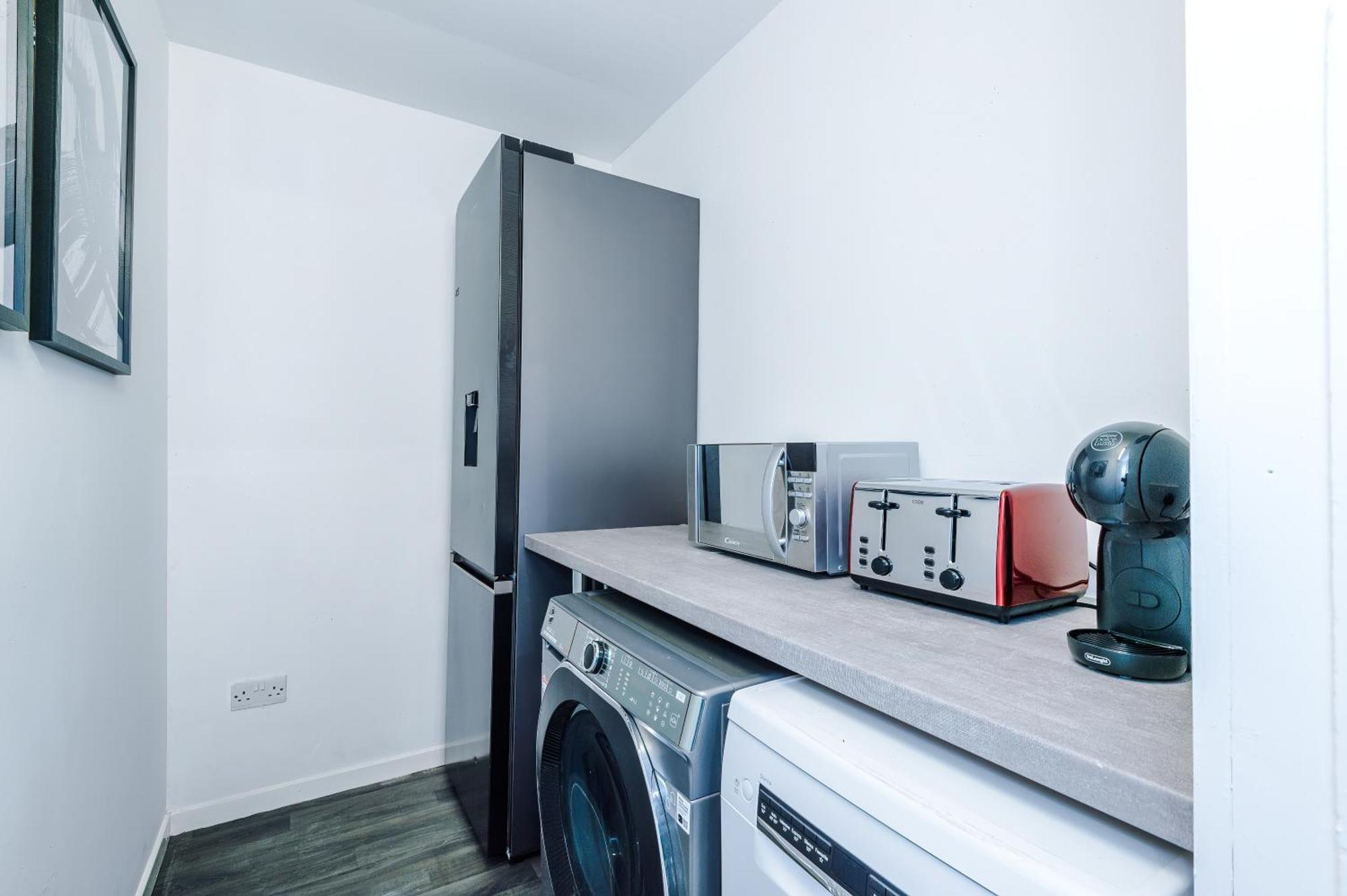 Holiday home New! Very Spacious 3-bed In By 53 Degrees Property, Ideal For Groups, Free Parking! Manchester