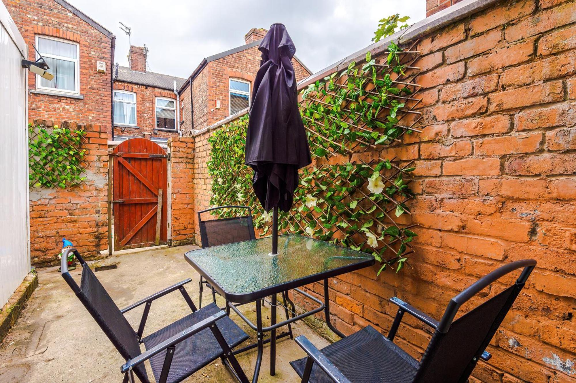 Holiday home New! Very Spacious 3-bed In By 53 Degrees Property, Ideal For Groups, Free Parking! *