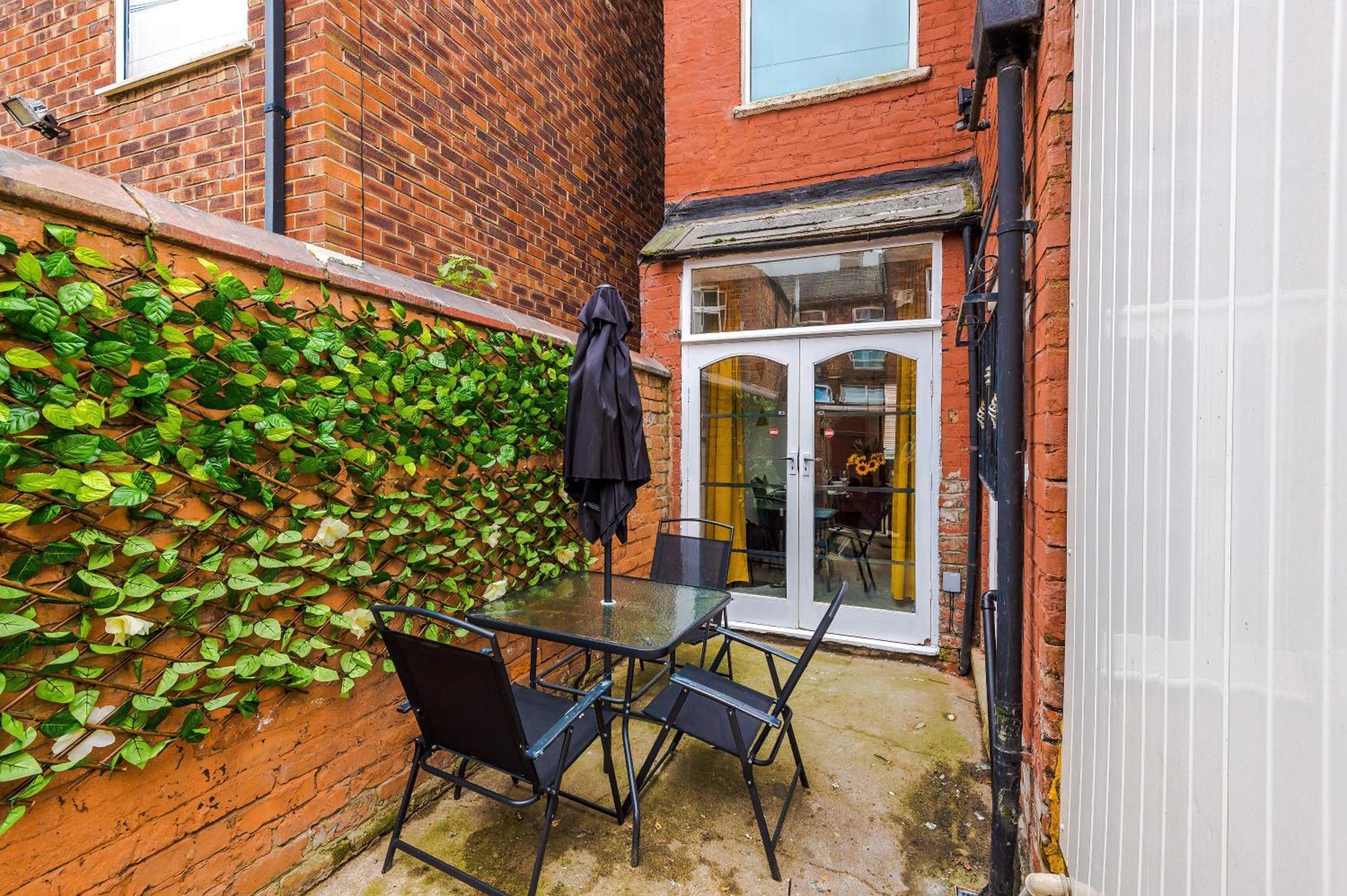 Holiday home New! Very Spacious 3-bed In By 53 Degrees Property, Ideal For Groups, Free Parking!