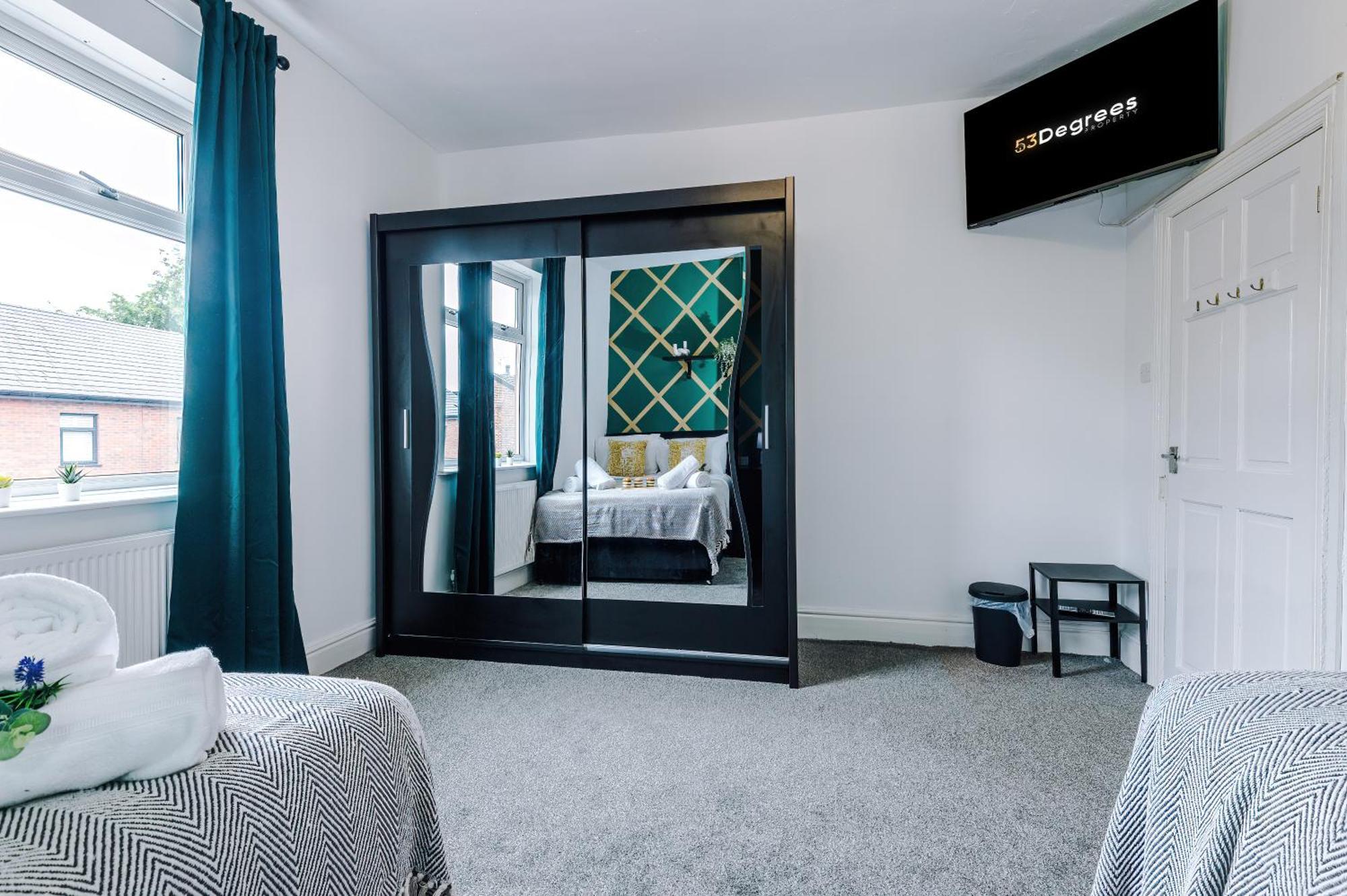 Holiday home New! Very Spacious 3-bed In By 53 Degrees Property, Ideal For Groups, Free Parking! *