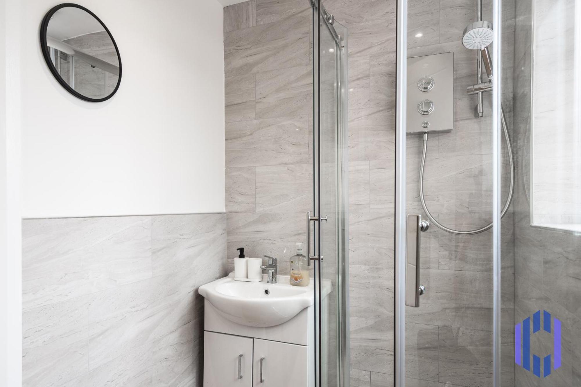 Sophisticated & Stylish Flat Near Airport - Sleeps 9 Manchester