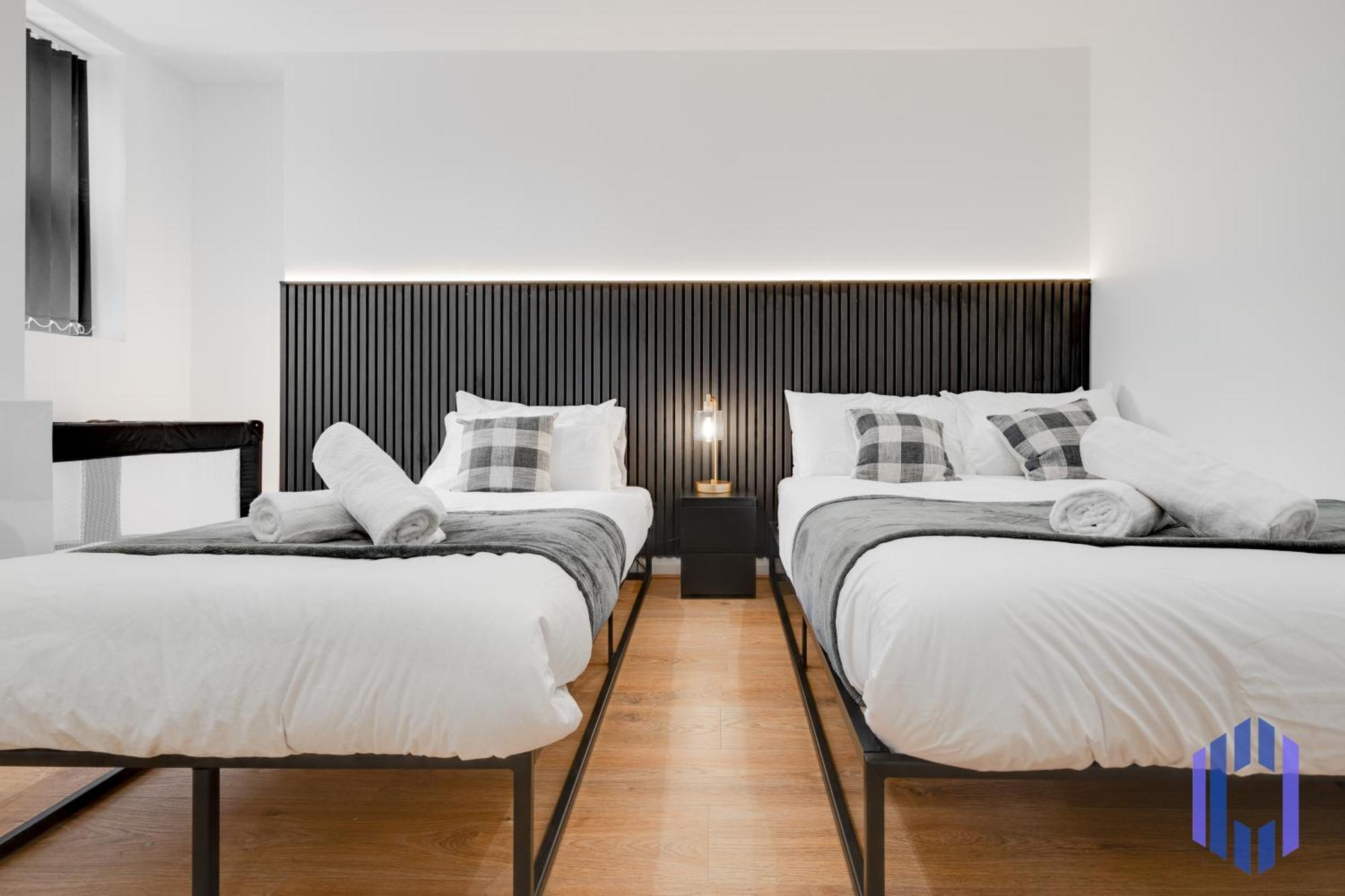 Sophisticated & Stylish Flat Near Airport - Sleeps 9