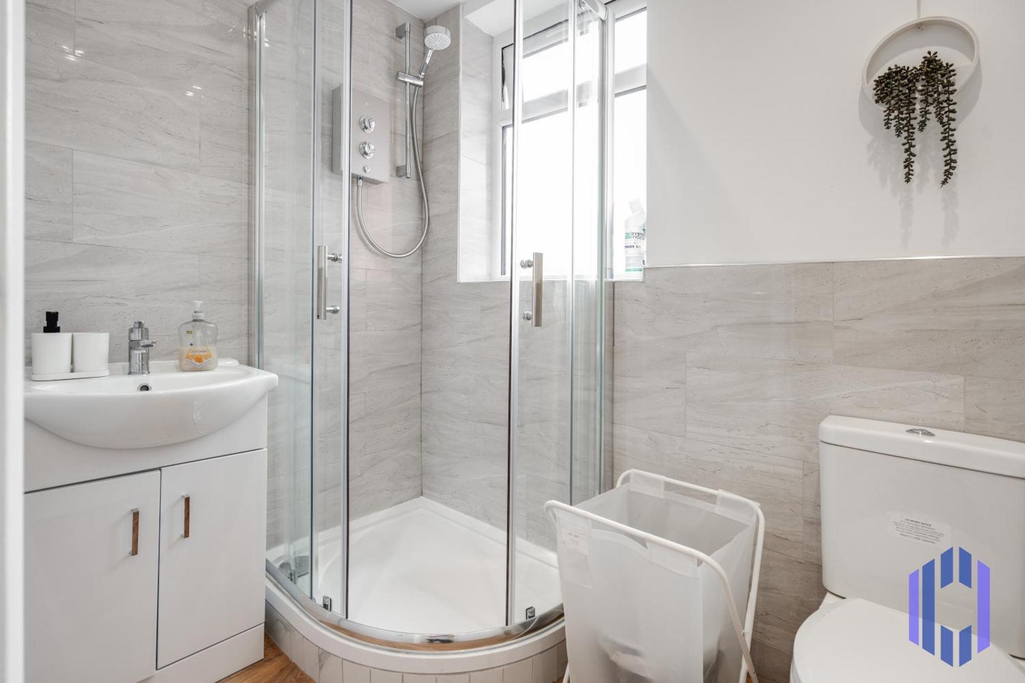 Appartement Sophisticated & Stylish Flat Near Airport - Sleeps 9 *