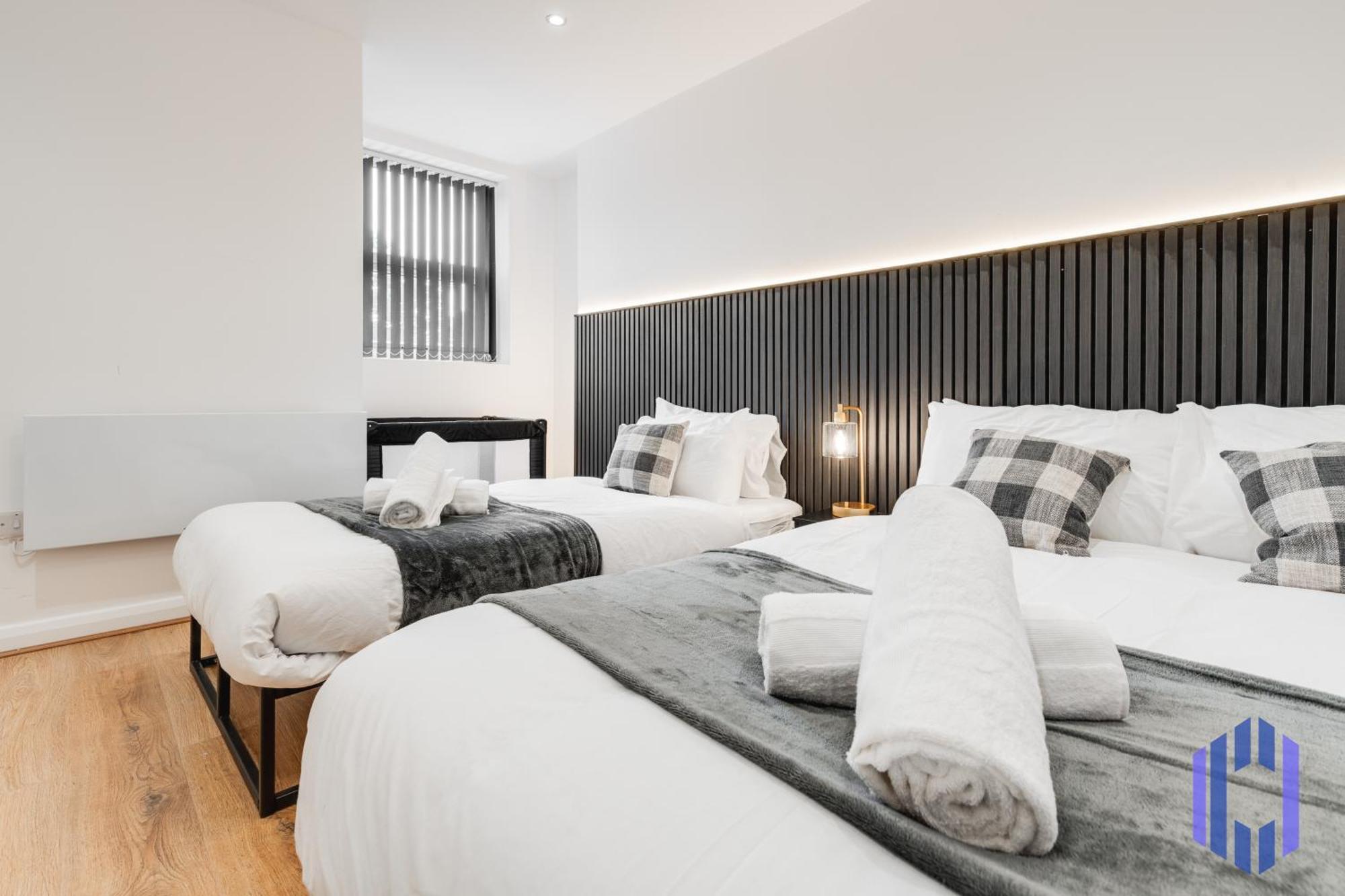 Sophisticated & Stylish Flat Near Airport - Sleeps 9 *