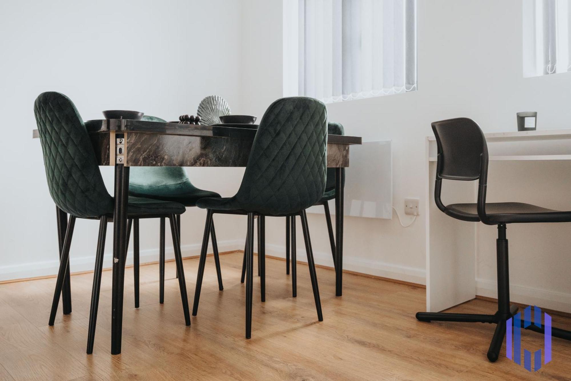 Sophisticated & Stylish Flat Near Airport - Sleeps 9 *