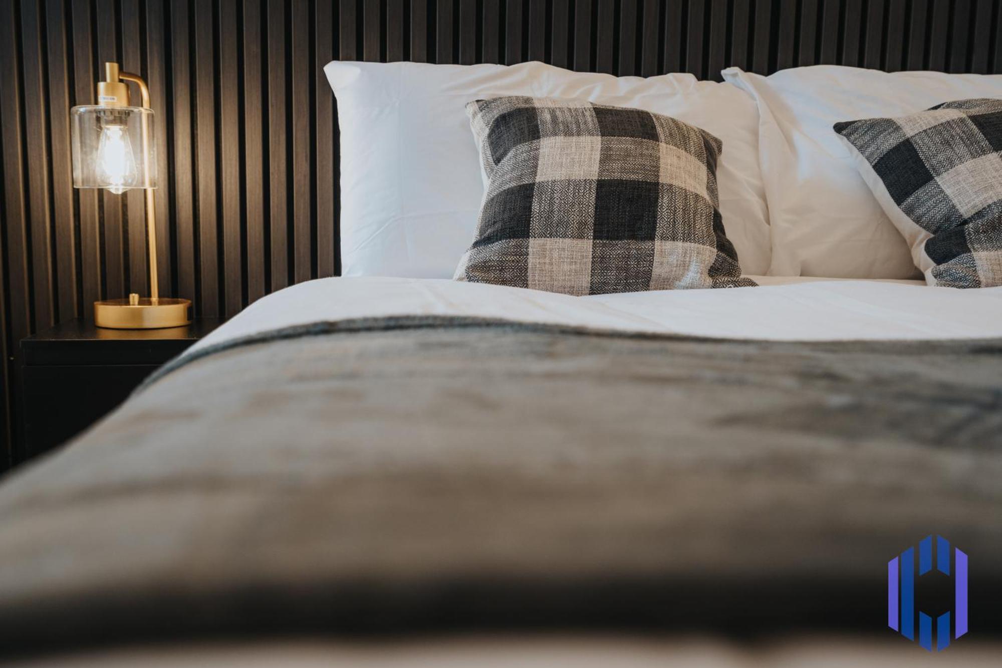 Sophisticated & Stylish Flat Near Airport - Sleeps 9 Manchester