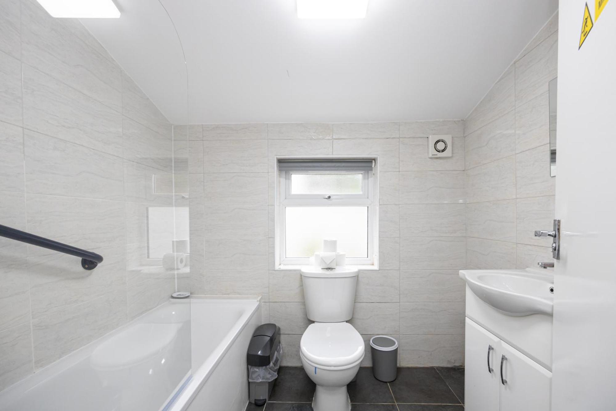 Modern Spacious 6bd Haven 8 Min From Centre Holiday home *