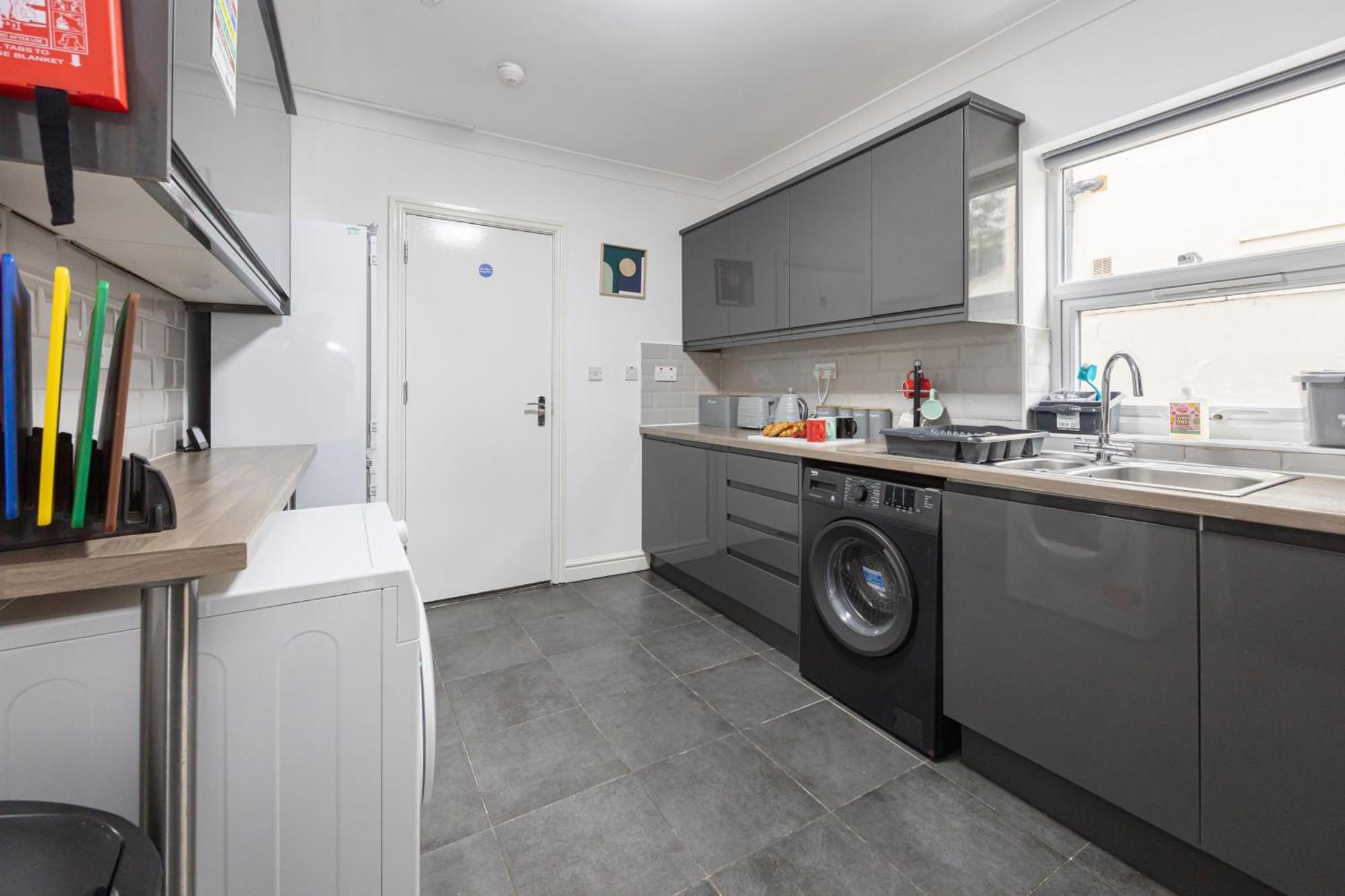 Modern Spacious 6bd Haven 8 Min From Centre Holiday home *