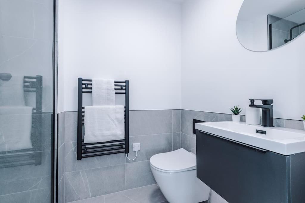 Sleeps 6, Stylish 2 Bedroom In Old Trafford, Balcony, Smart Tvs, Long Term Disc Appartement Manchester