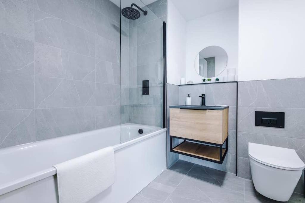 Sleeps 6, Stylish 2 Bedroom In Old Trafford, Balcony, Smart Tvs, Long Term Disc Appartement
