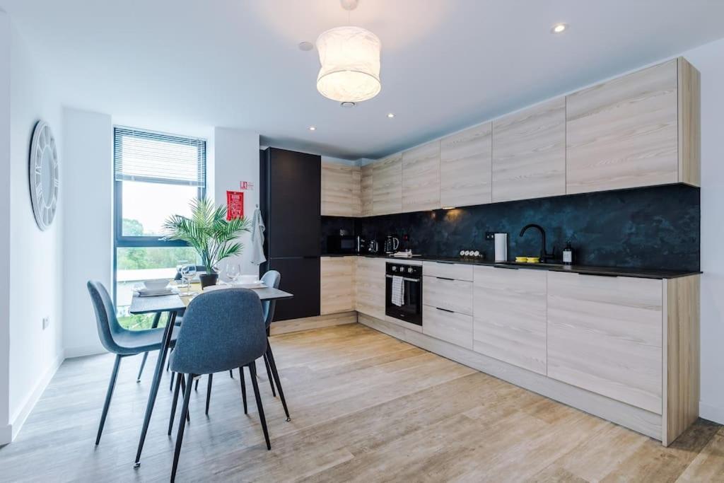 Sleeps 6, Stylish 2 Bedroom In Old Trafford, Balcony, Smart Tvs, Long Term Disc Appartement *