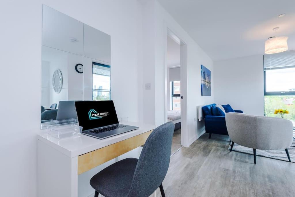 Sleeps 6, Stylish 2 Bedroom In Old Trafford, Balcony, Smart Tvs, Long Term Disc Appartement Manchester